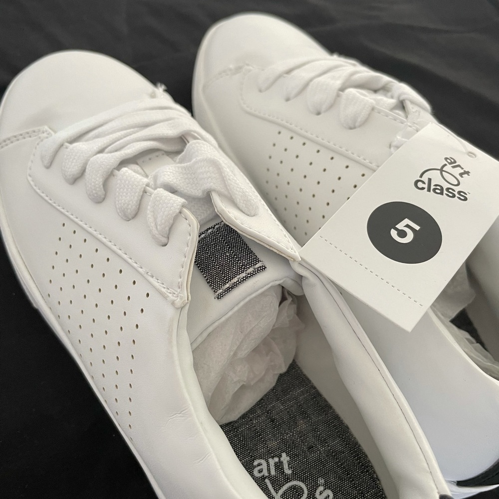 COPY - White tennis shoes - Picture 9 of 10